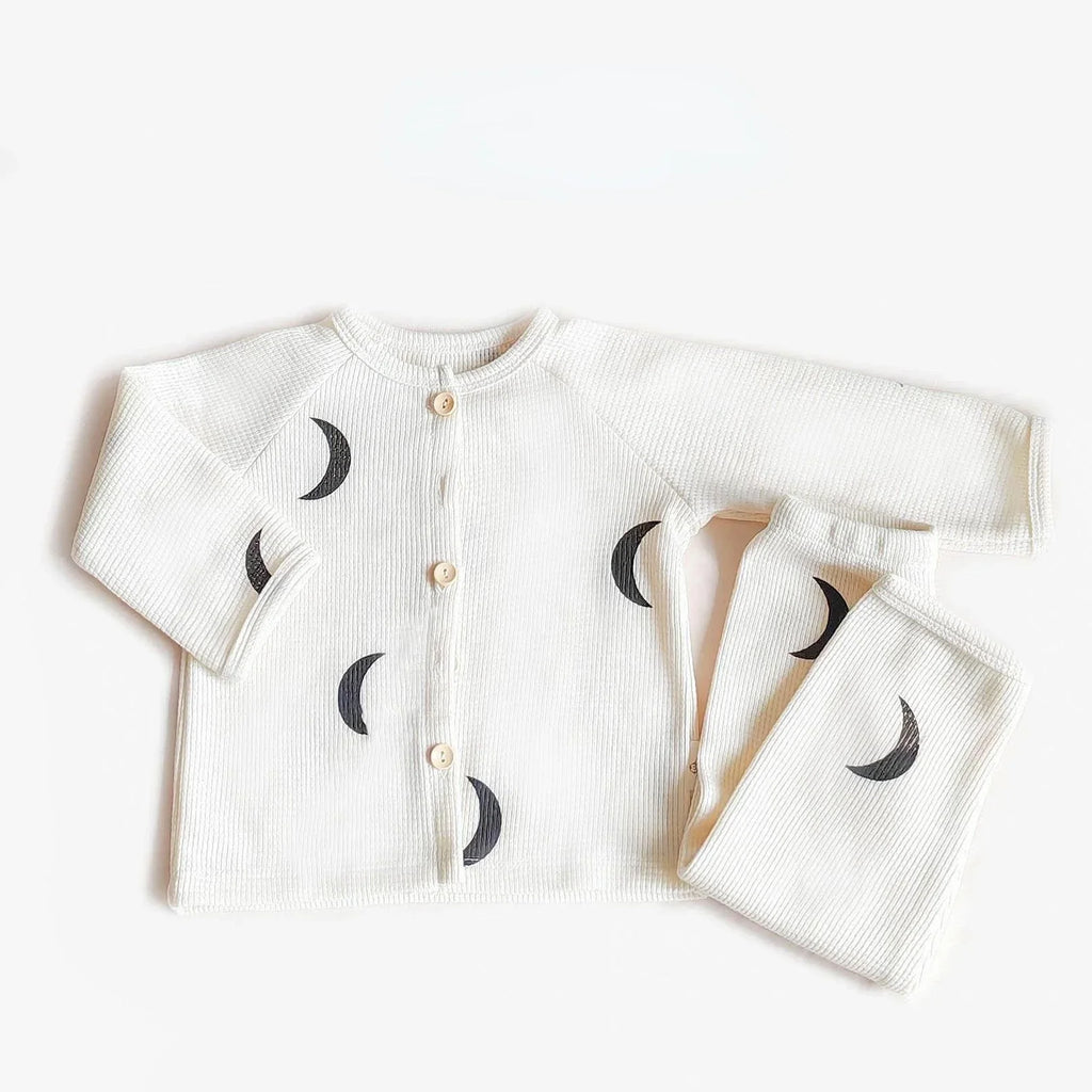 Ademend en comfortabel baby pyjama setje met een sfeervol herfstontwerp.