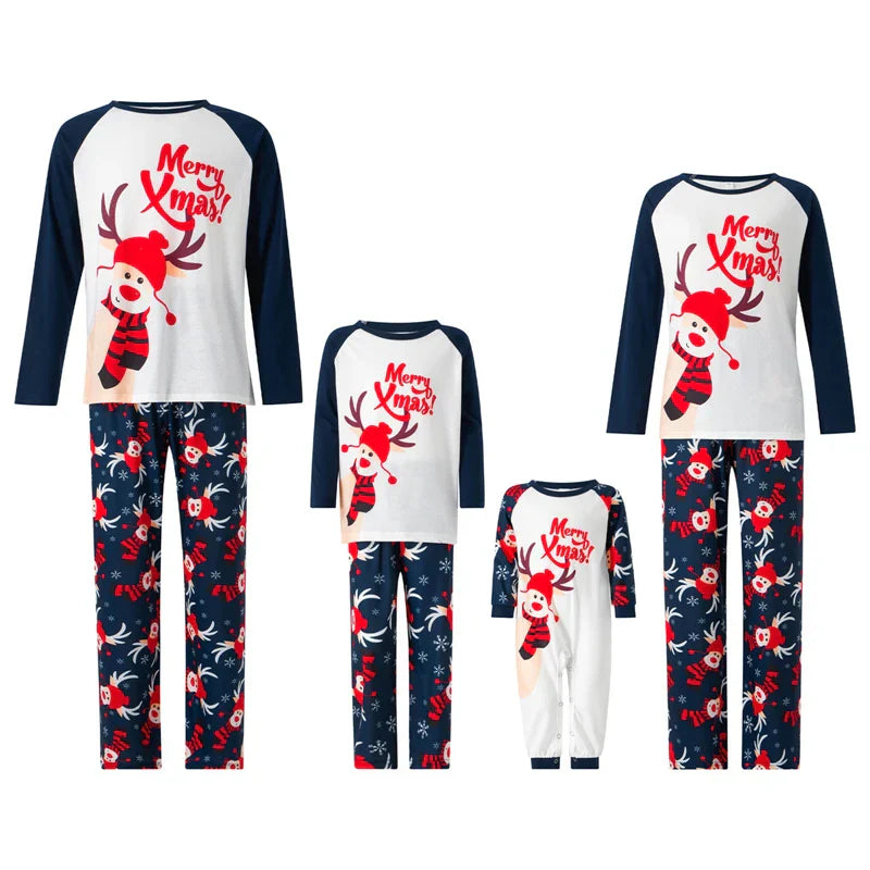 Familiepyjama set met een vrolijke rendierprint en "Merry Xmas!" tekst.