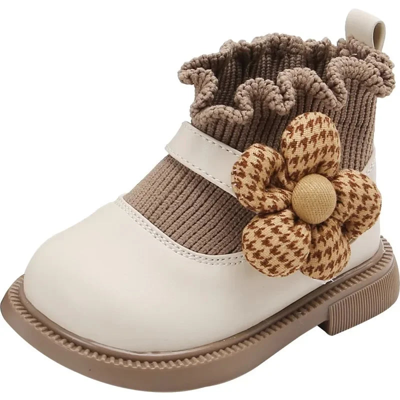 Schattige babyschoenen die functionaliteit en een stijlvol bloemdetail combineren.