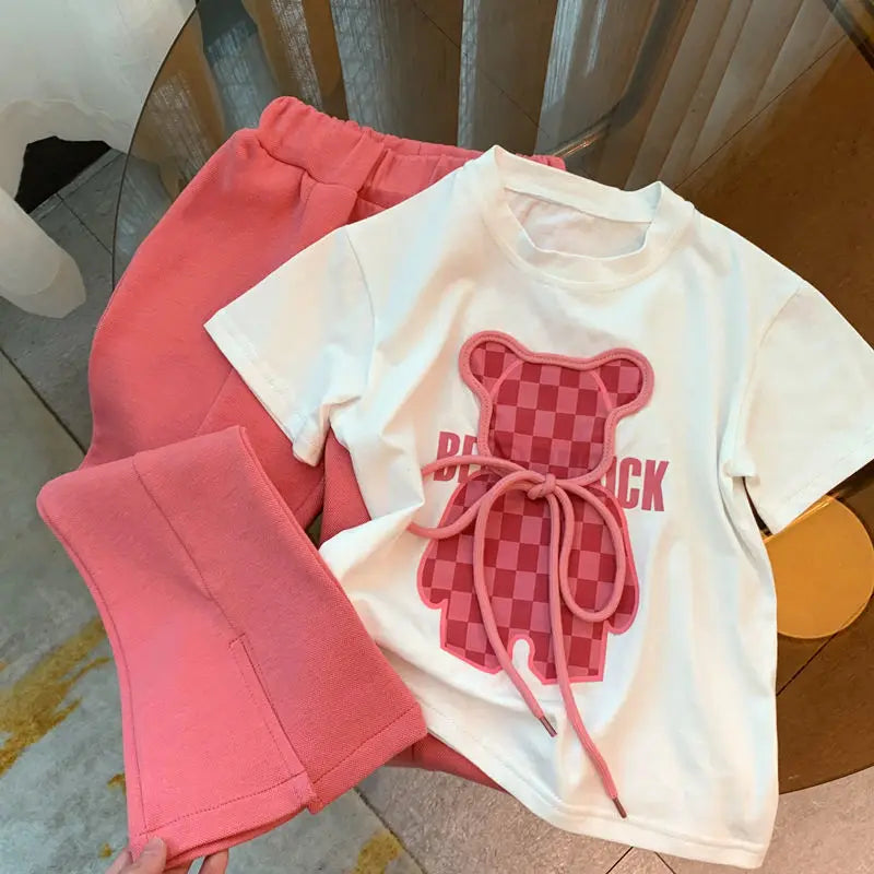 Emma speelse en knusse outfit voor kinderen, perfect voor fantasierijke avonturen.
