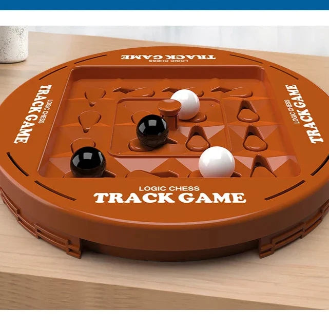 Twee-speler strategiespel met zwart-witte pionnen en een draaibaar bord.