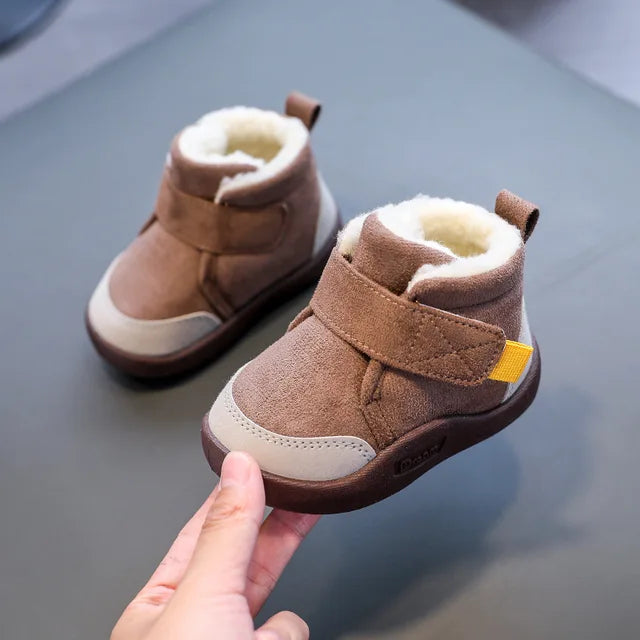 FrostMax stevige winterboots voor kinderen, met een ademende en isolerende binnenvoering.
