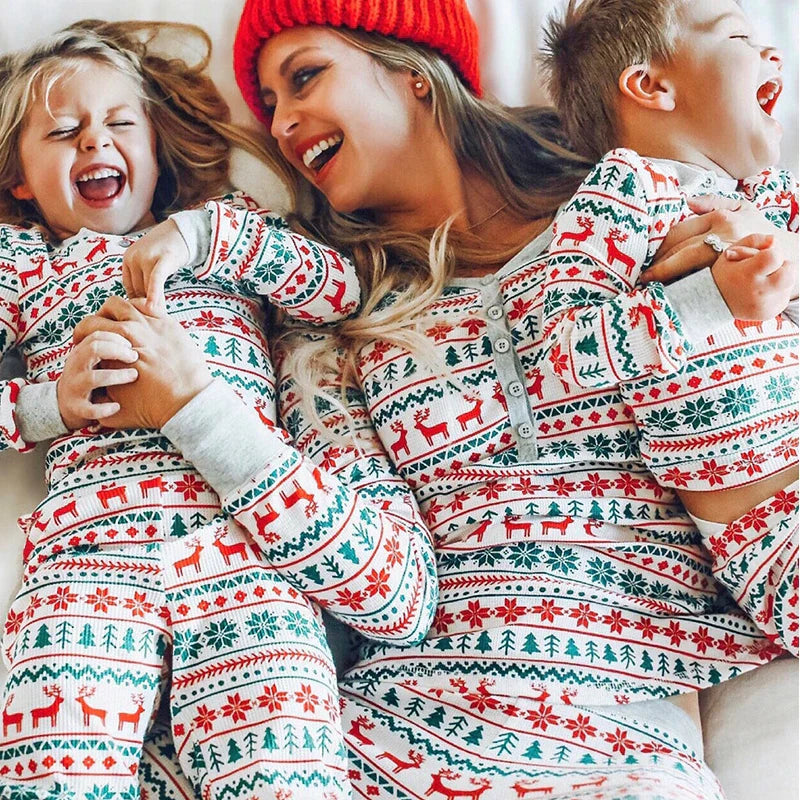 Vrolijke kerstpyjama's voor het hele gezin, perfect voor knusse momenten samen.