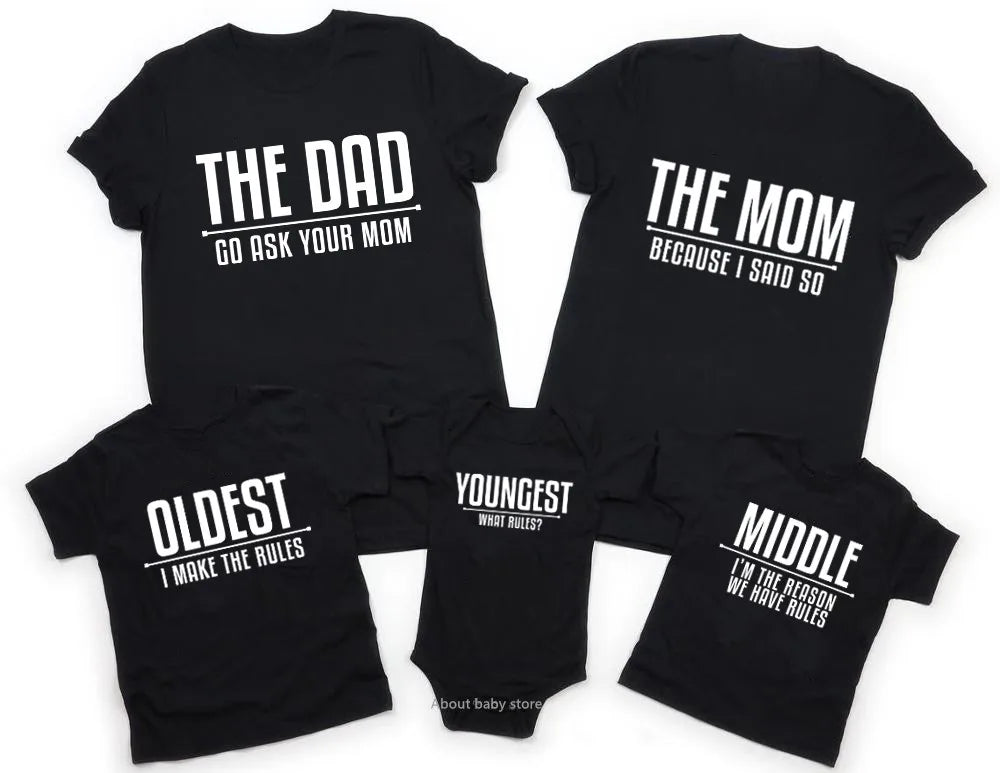 Set van vijf zwarte familie T-shirts met grappige gezinsteksten.