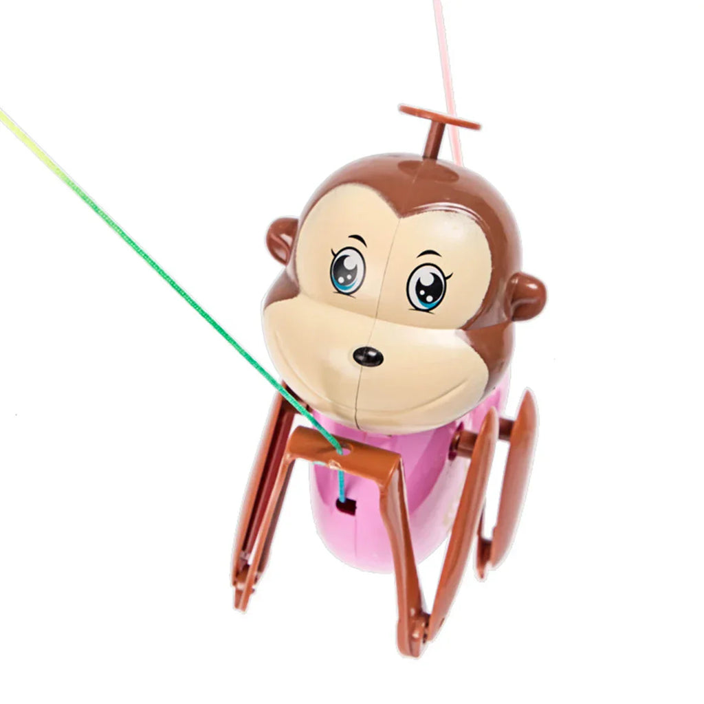 Actief kinderspeelgoed met apen die omhoog klimmen aan touwen.