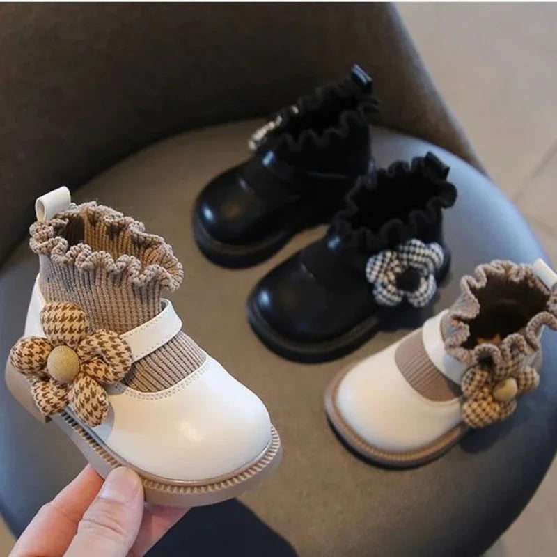 Elegante babyschoenen met een bloemenaccent, ontworpen voor stijl en comfort.