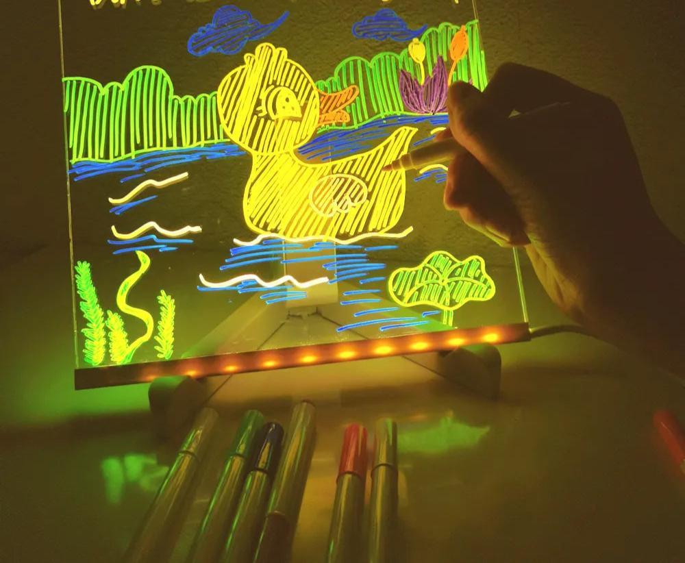 Presentatie van "GlowBoard - LED Schrijfbord Voor Creatieve Berichten", een innovatieve manier om ideeën en teksten weer te geven.