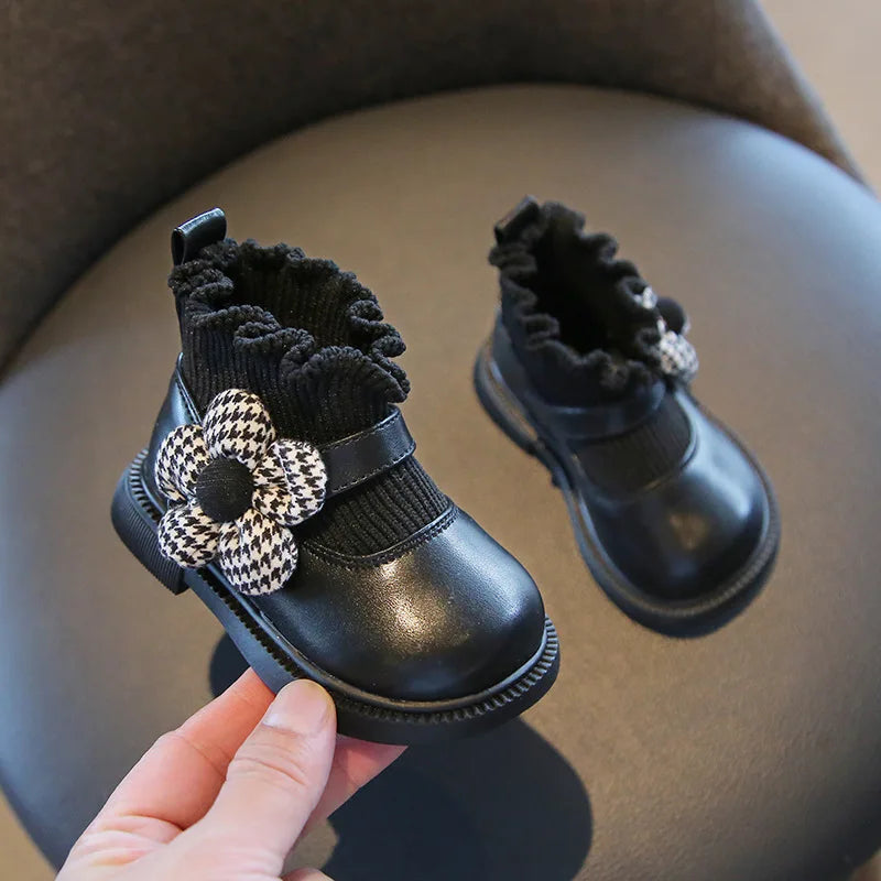 Babyschoenen met een modieus en verfijnd bloemdetail, perfect voor kleine fashionista's.