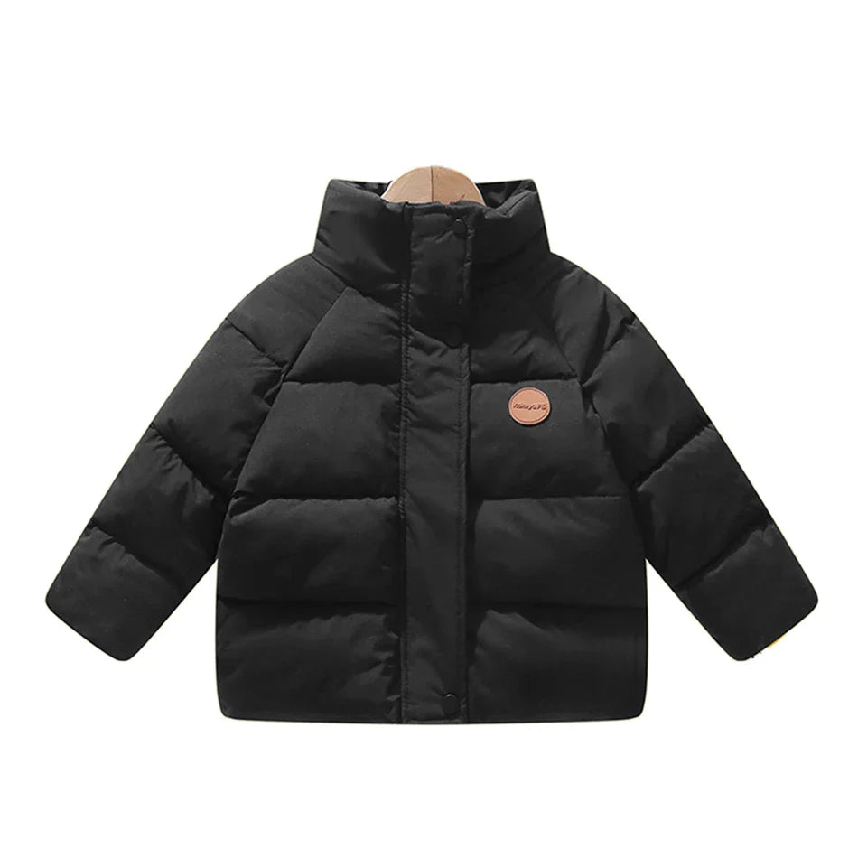 CozyNest kinderpufferjas, ideaal voor actieve kinderen die buiten spelen.
