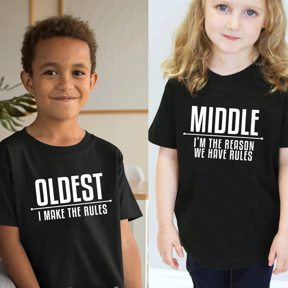 “The Dad – Go Ask Your Mom” T-shirt naast de andere gezinsshirts.