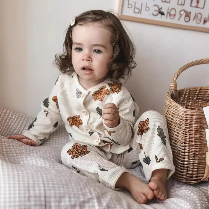 Comfortabele baby pyjama met een vrolijke herfstthema print.