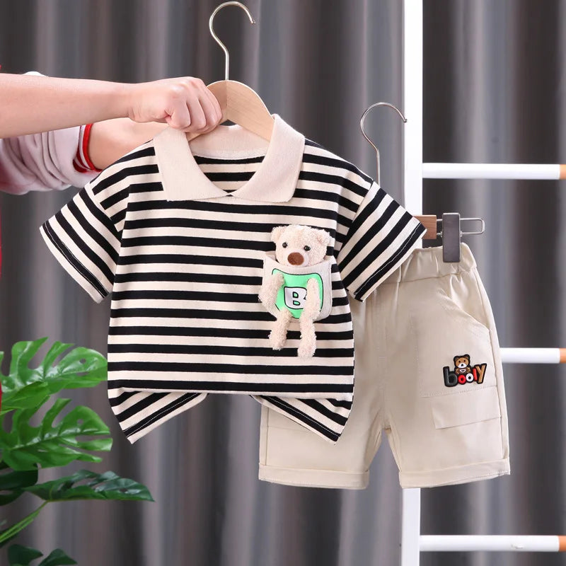 Max stijlvolle kinderoutfit, een combinatie van een polo en korte broek voor de winter.
