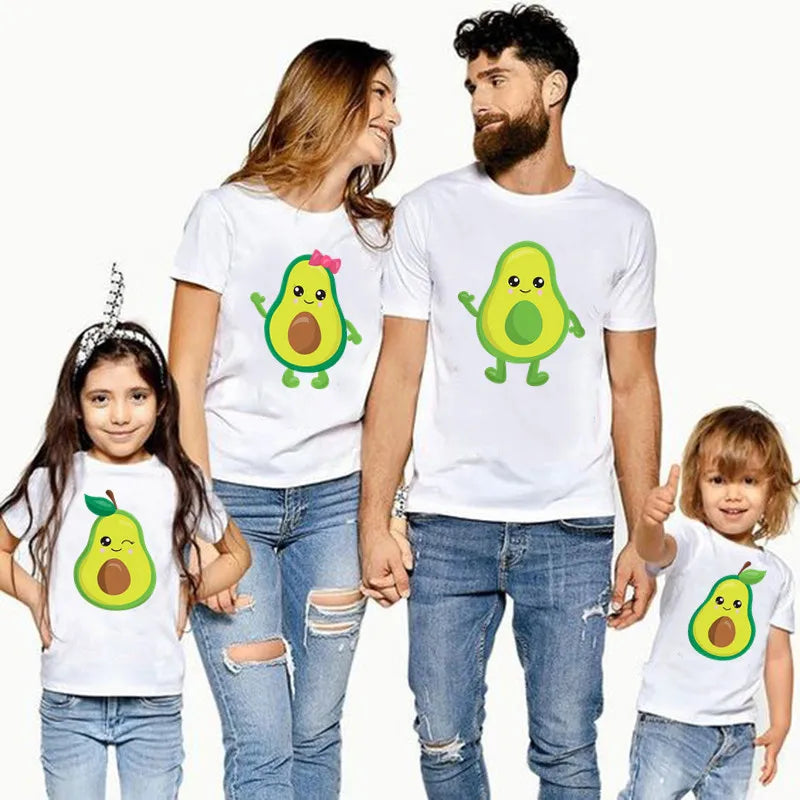 Gezinnetje in matchende witte avocado T-shirts, vrolijk poserend.