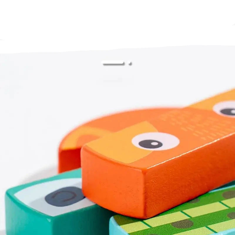 Kinderen spelen een houten bouwspel met vrolijke en veilige blokken.