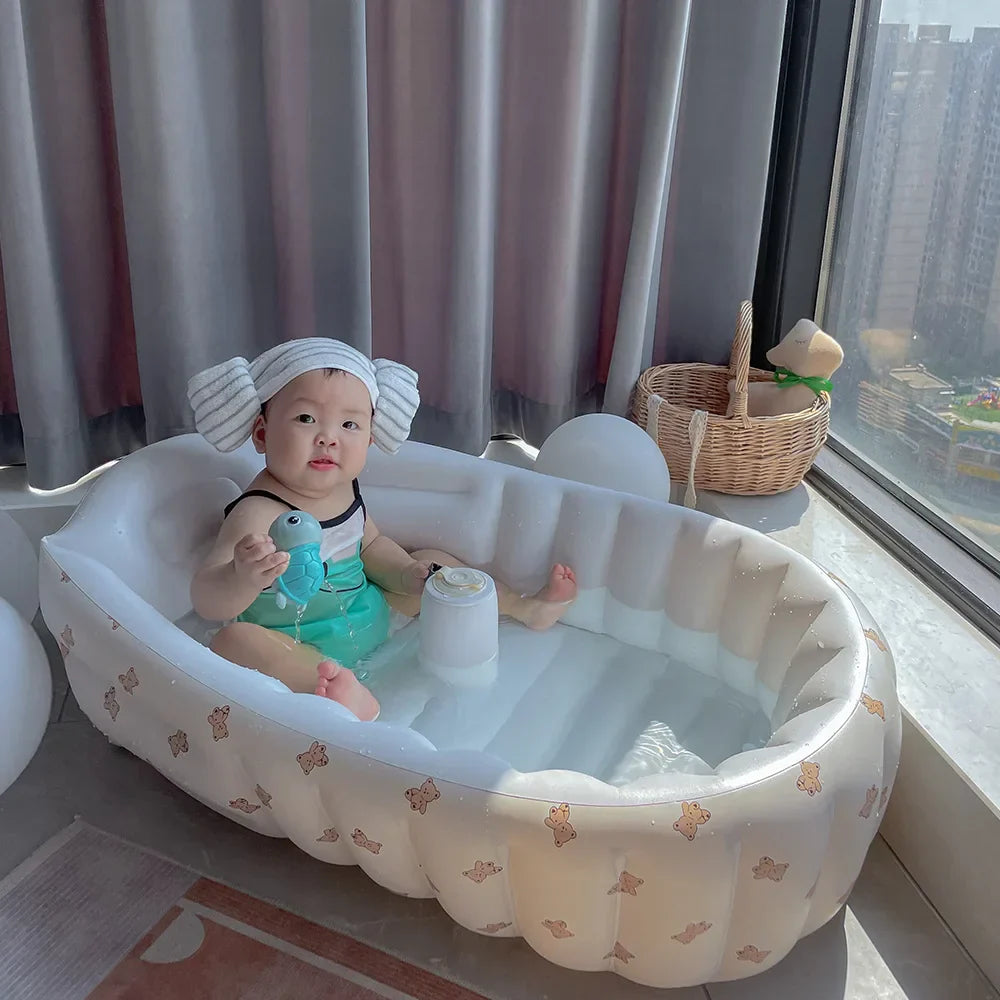 Baby geniet in een zacht en comfortabel opblaasbaar badje.