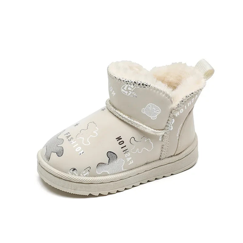 SnowFit stevige buitenschoenen voor kinderen, biedt bescherming tegen kou en natte omstandigheden.
