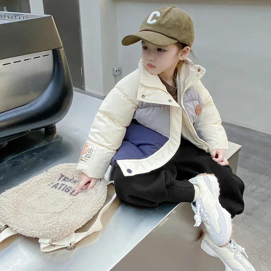 CozyNest luxe kinderpufferjas, een must-have voor het winterseizoen.
