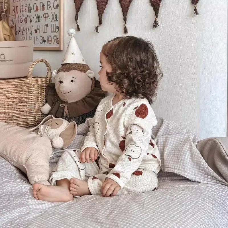 Herfstprint baby pyjama met een comfortabele en stijlvolle pasvorm.