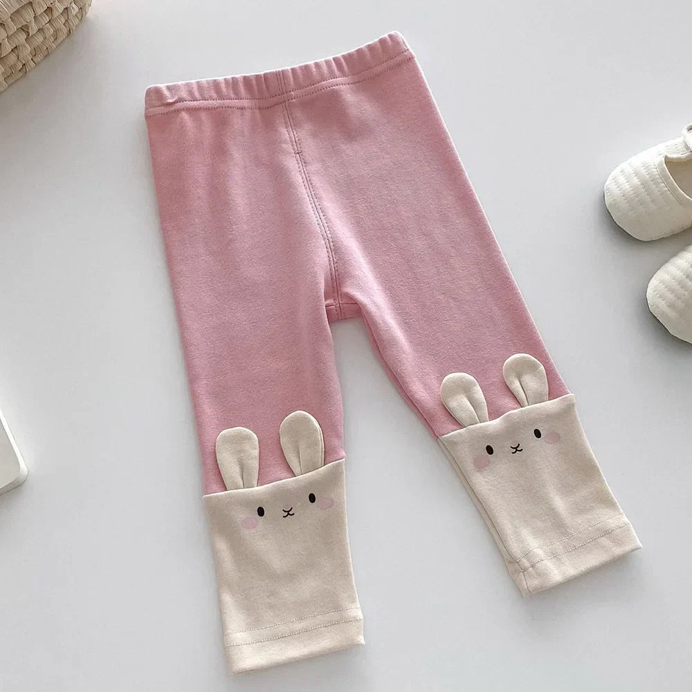 Zachte babyleggings gemaakt van ademend materiaal.