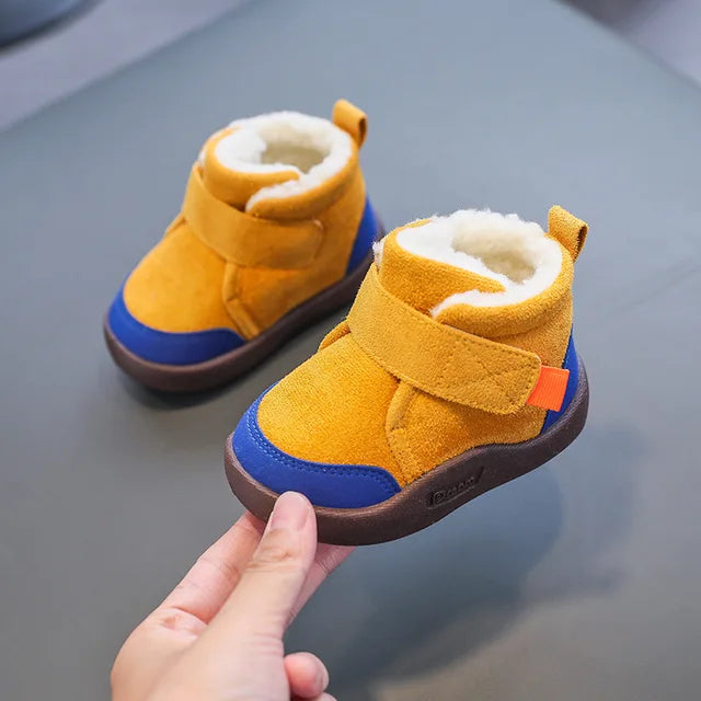 FrostMax warme winterlaars voor kinderen, met een robuust ontwerp voor optimale grip en bescherming.





