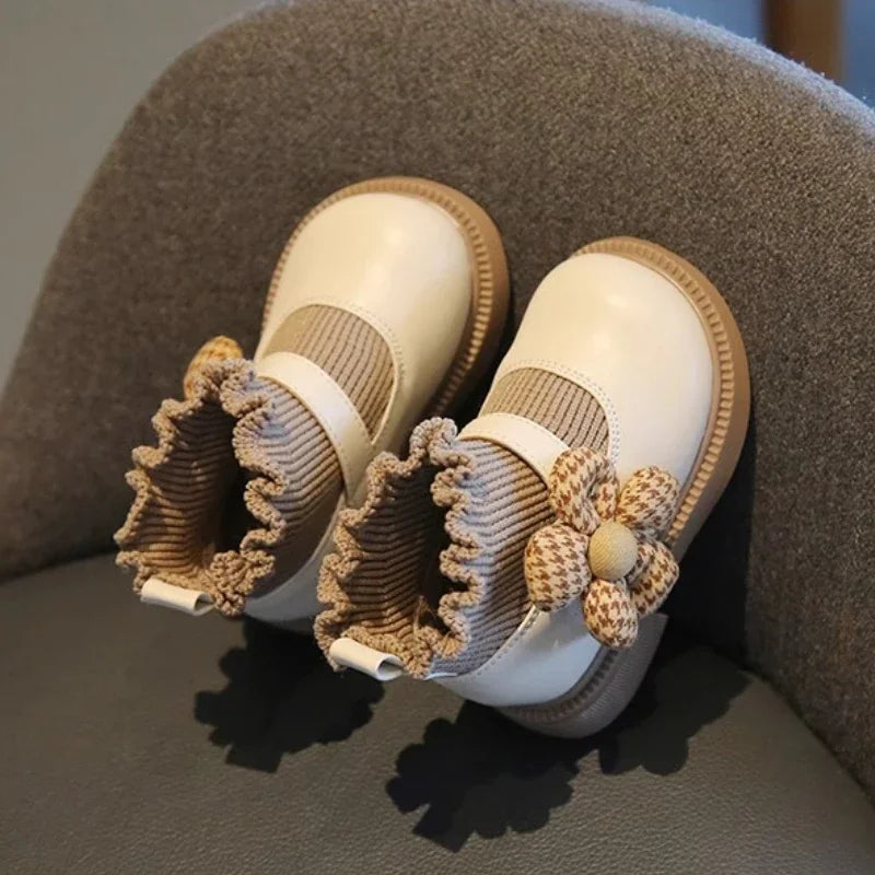 Babyschoenen met een verfijnd bloemontwerp, ideaal voor dagelijks gebruik of speciale gelegenheden.