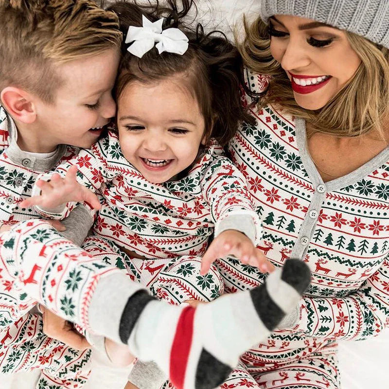 Matchende pyjama's voor de feestdagen, ontworpen met stijl en zachtheid.