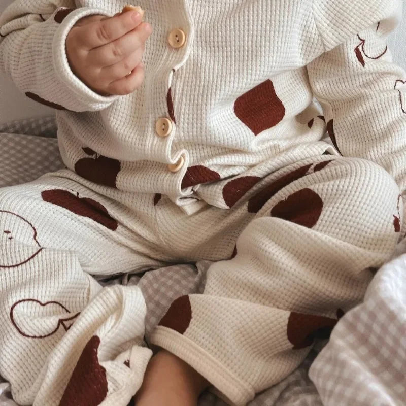 Zachte en ademende pyjama set voor baby's, ideaal voor elk seizoen.