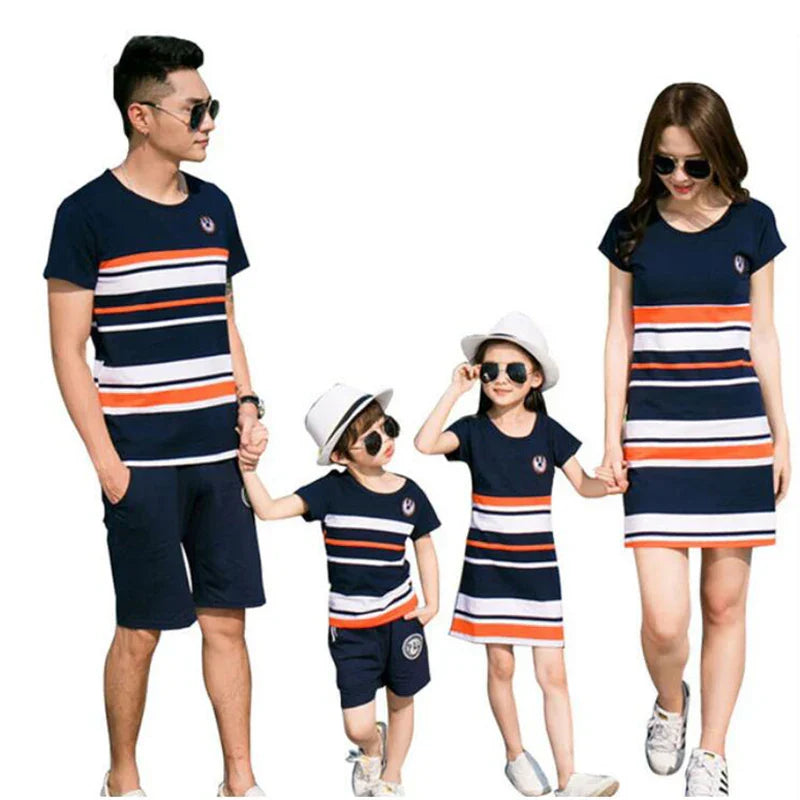 Gezin draagt gestreepte outfits bij een zwembad.