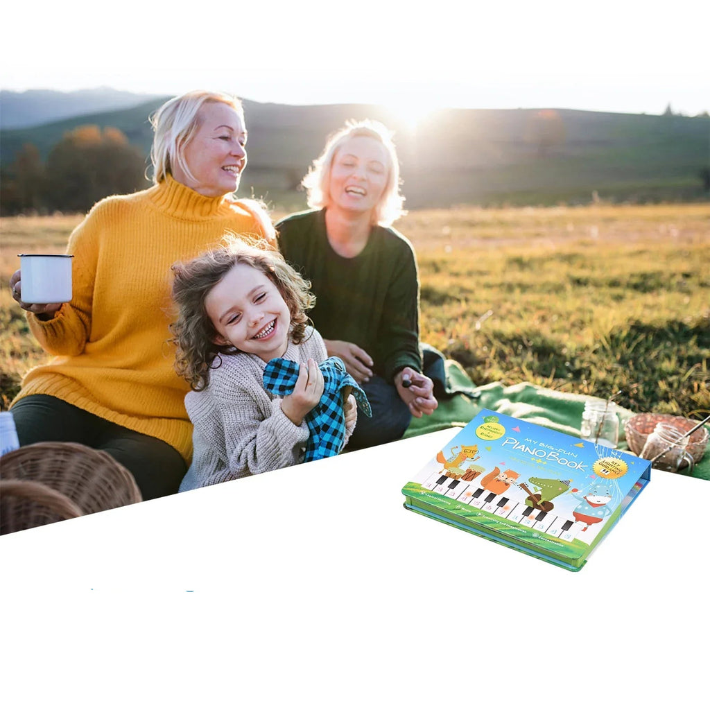 Interactief piano boek met kleurrijke muzikale elementen.