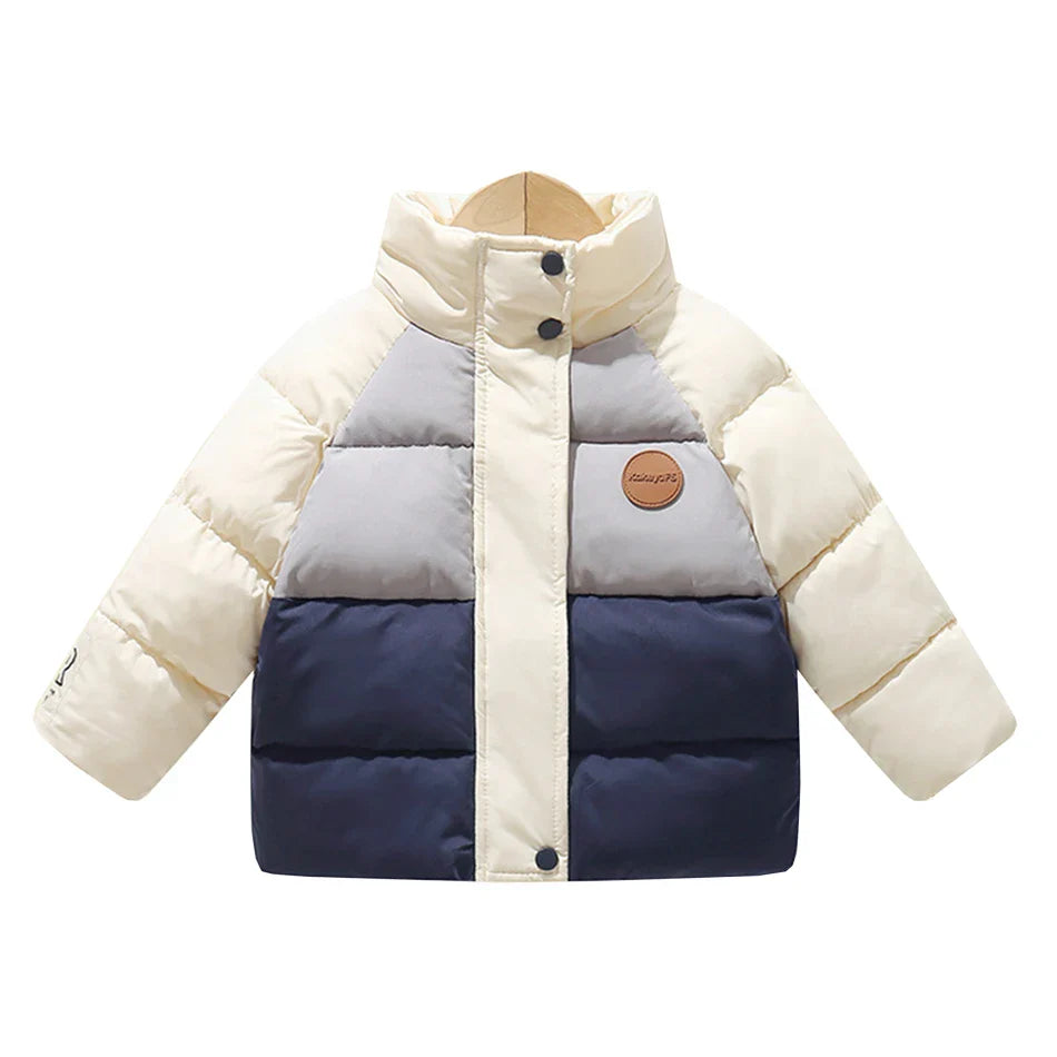 CozyNest kinderpufferjas, ideaal voor actieve kinderen die buiten spelen.
