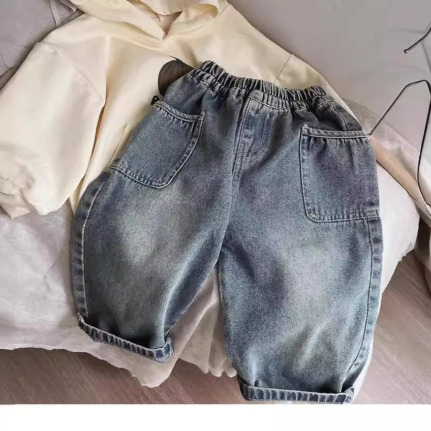 Stijlvolle jeans voor kinderen met grote praktische zakken.