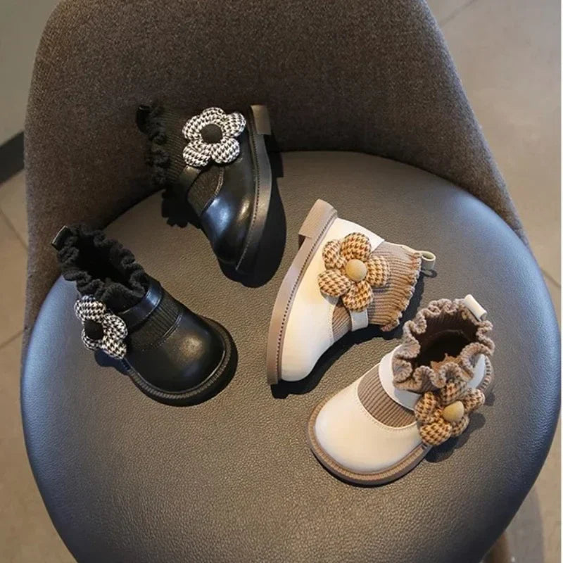 Trendy babyschoenen met een decoratief bloemdetail en een zachte pasvorm.