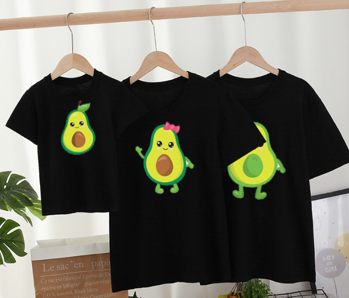Zwarte familie T-shirts met schattige avocado-illustraties op hangers.