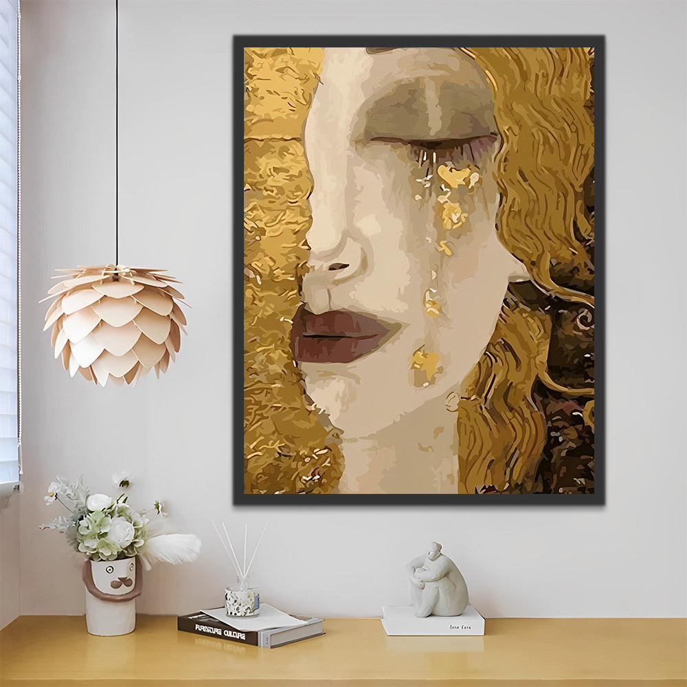 Artistieke canvasdecoratie met een vrouwelijk portret in warme gouden tinten.