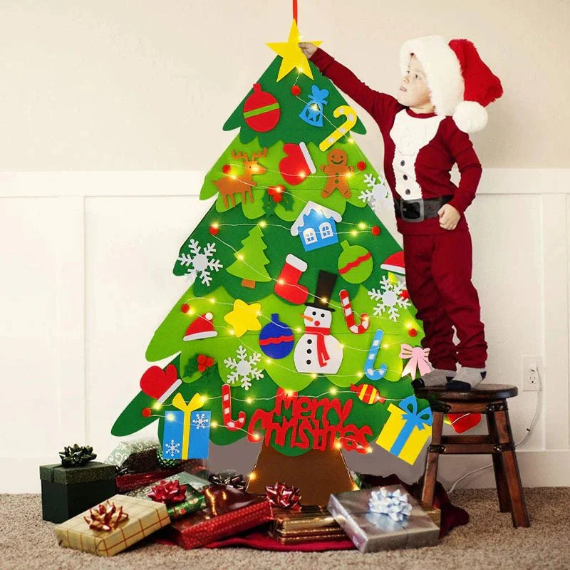 CreativeXmas kerstboom met herbruikbare accessoires, ideaal voor een duurzame en leuke kerstervaring.
