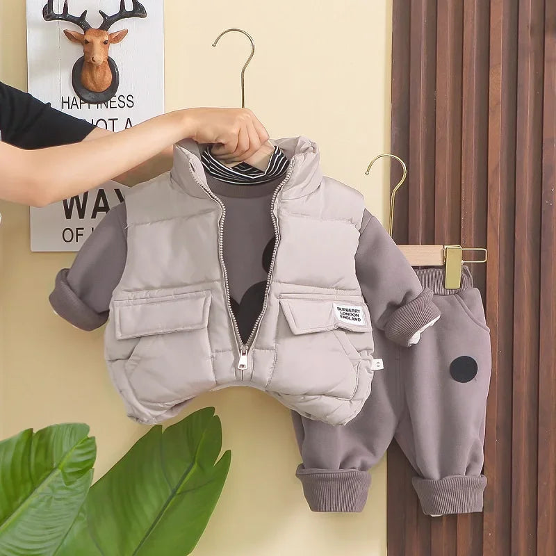 Modieuze en functionele winteroutfit voor kinderen.