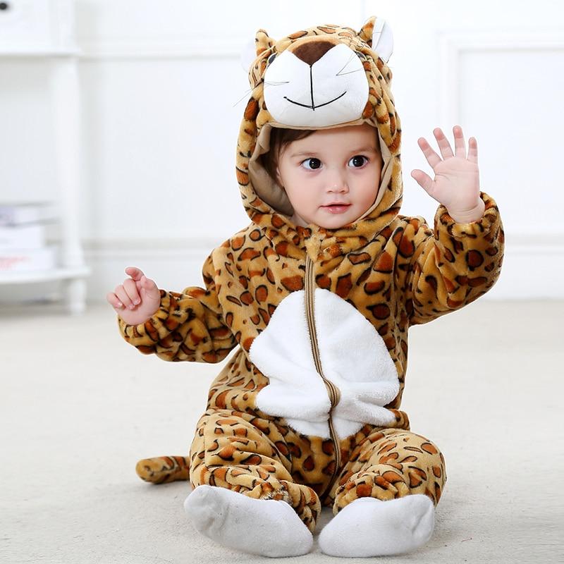 KnuffelBaby baby jumpsuit met capuchon en zachte voering voor comfort.
