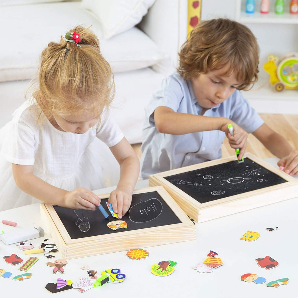 Close-up van "CreativityBox - Magnetisch Houten Tekenbord En Puzzelset Voor Kinderen", een veelzijdig bord voor kinderen om mee te tekenen en puzzelen.