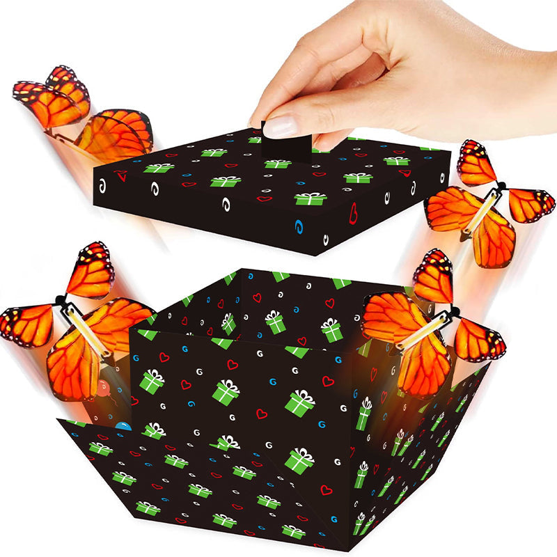 Close-up van "MosaicMagic - Houten Vlinder Mozaïek Puzzelset Voor Kinderen", een houten puzzelset ontworpen voor educatief en creatief spel.