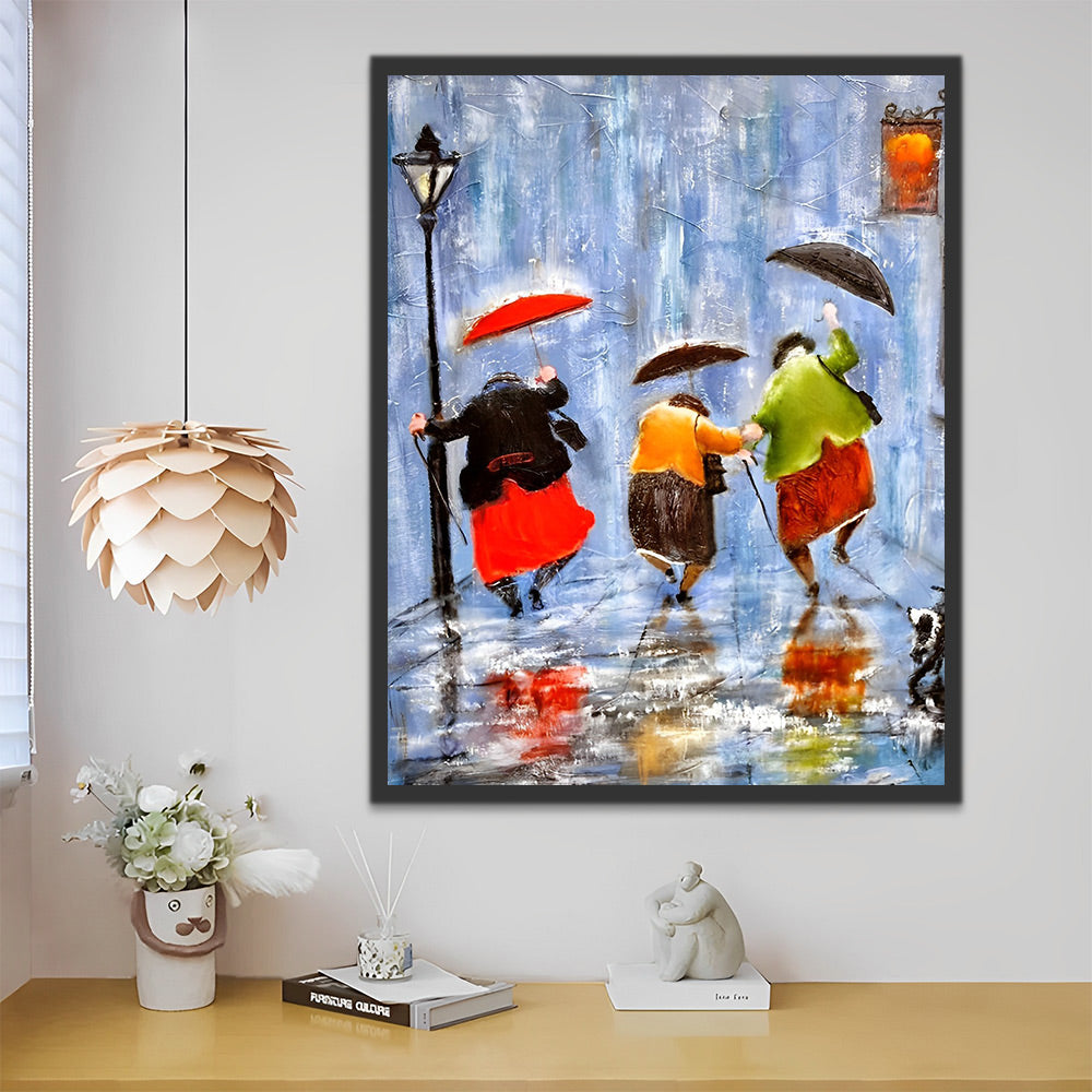 Artistiek canvas schilderij met speelse figuren die dansen in een regenachtig straatbeeld.