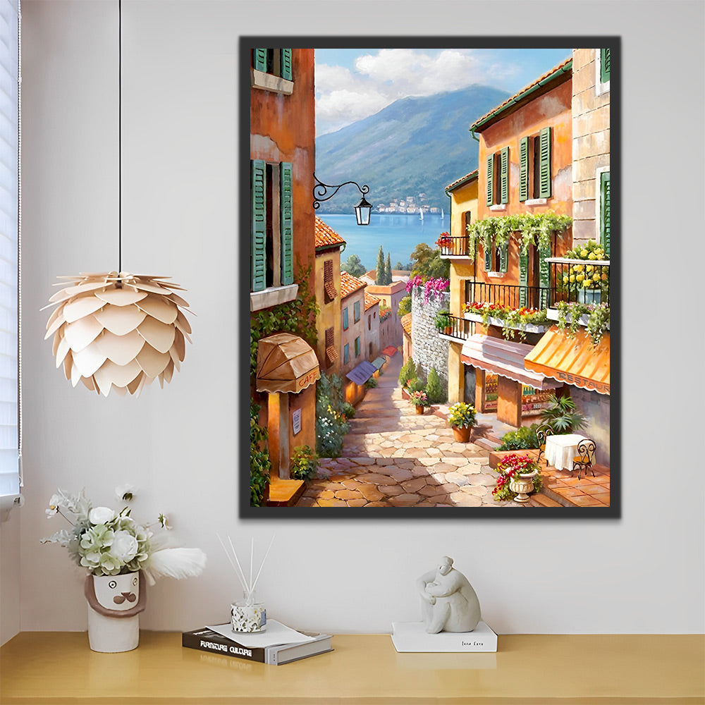 Kleurrijke canvas kunst die een charmante mediterrane straat uitbeeldt.