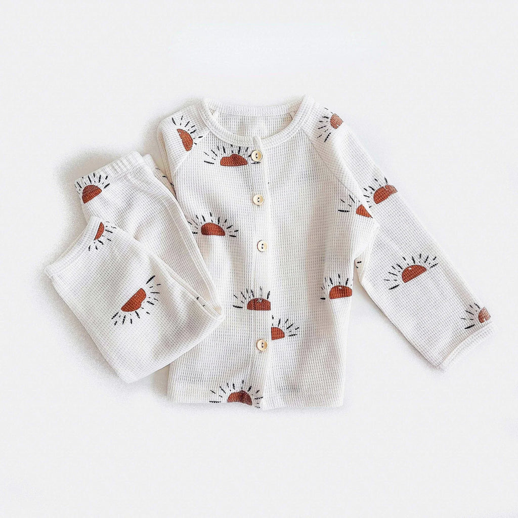 Ademende pyjama set voor baby's met een vrolijke herfstprint, ideaal voor elk moment.